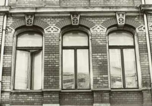 Dresden-Neustadt, Görlitzer Straße 35/37. Doppelwohnhaus mit Laden (um 1900). Fenster (1. Obergeschoß)