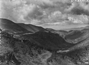 Der Cerro Colorado : Blick über ein Bergtal auf den Cerro Colorado