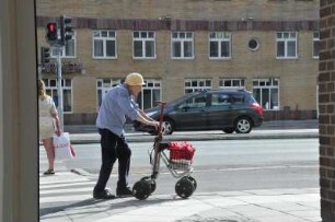 Örebro - Behinderte Frau : Straßenszene, aufgenommen im Zentrum von Örebro am 25. Juli 2012