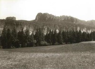 Elbsandsteingebirge. Falkenstein und Schrammsteine von der anderen Elbseite (Hochfläche ostwärts von dem Krippengrund) aus