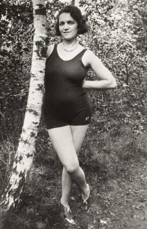 Junge Frau im Badeanzug in einem Wald posierend