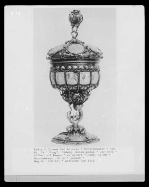 Deckelpokal mit französischen Muschelkameen