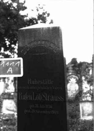 Grabstein 1111 (Index: 100104185) Material: schwarzer Granit Zustand: gut erhalten Maße HxBxT: 196x47x22 cm Beschreibung: Obelisk: Grabstein 1111A