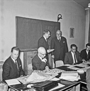Gemeindevertretersitzung: Volksschule: Ehrungen: Bürgervorsteher Hans-Heinrich Gaycken bei Überreichung von Buchpräsent und Ehrenteller der Gemeinde an Gemeindevertreter Arnold Hadenfeldt: im Beisein von Landrat Wennemar Haarmann, Bürgermeister Karl Eduard Claussen, Gemeindeoberinspektor Oswald Kühnert
