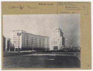 Straßenansicht. Berlin, Friedrichshain, Karl-Marx-Allee (vor 1961 Stalinallee)/ Strausberger Platz