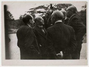 Gartenparty bei Joseph Avenol, Generalsekretär des Völkerbundes in Genf. von links: Rosenberg, Grumbach, Joseph Beck, Yvon Delbos, Peter R. Munch, Léon Blum