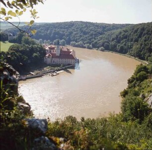 Blick über die Donau auf das Kloster Weltenburg
