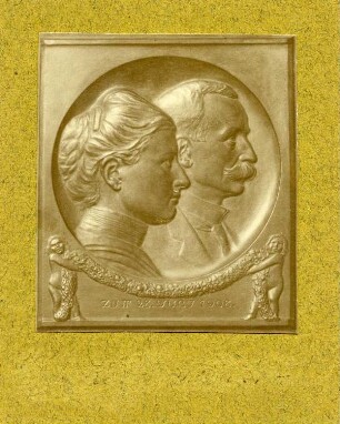 Medaillon mit Doppelporträt "zum 28. Juli 1908" (vielleicht Eltern des Bildhauers) : Medaillon mit Doppelporträt (vielleicht Eltern des Bildhauers). Bronzeguss (1908; C. Brose)