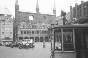 Lübeck: Rathaus, Vordergrund Straßenbahn
