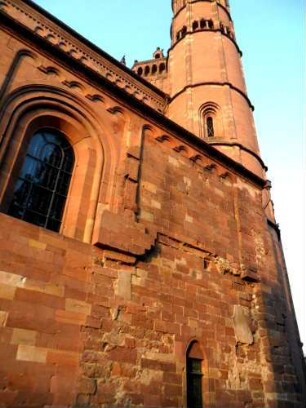 Ansicht von Nordosten-Langhaus im Nordnordwesten mit Mauerspuren sowie Nordwestturm in Übersicht