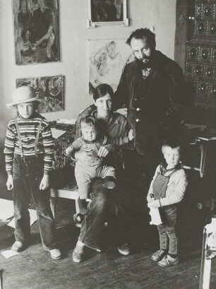 Familie Leifer : Dennhardt, Klaus: Familie Leifer. Fotografie; 40 x 40 cm. 1975. Dresden: Leonhardi-Museum, Ausstellung Klaus Dennhardt - flußabwärts vom 9. Juli - 29. August 2004.