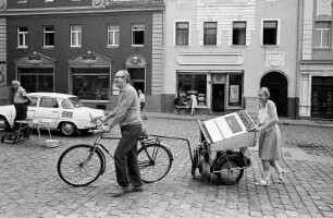Zur Werkstatt : Wurzen. Ein Vater bringt mit seiner Tochter den kaputten Herd per Fahrrad und Anhänger zur Reparaturwerkstatt