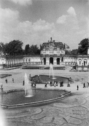 Dresden-Altstadt. Zwinger (1709-1728; M. D. Pöppelmann, B. Permoser). Wallpavillon und Bogengalerien sowie Zwingerhof mit Rasenspiegeln und Brunnenbecken