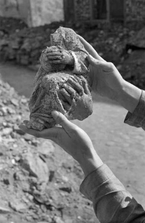 Fragment einer Madonnenfigur: Christuskind mit Weltkugel