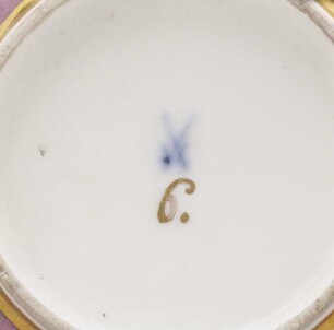 Achteckige Henkeltasse und Unterschale mit Purpurfond und Hafenszenen — Porzellanmarke