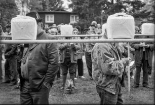 Finkenmanöver in Benneckenstein, Ostharz, 20.05.1991. Die Finken sitzen einzeln in verkleidetetn Käfigen und singen um die Wette. Wer am Längsten schlägt, wird von einer Jury zum Sieger erklärt. - Anschließend gibt es am Waldrand noch eine kleines Volksfest mit Marschmusik und Lagerfeuer