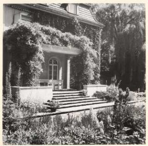 Garten Dr. Voss: Wohnhaus Terrasse und Treppe zum Garten, Möbel