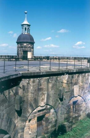 Königstein. Festung. Seigerturm (1601) und Kaserne IV (1767/1832). Ansicht von Süden