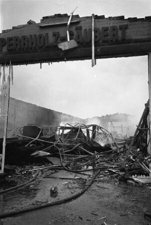 Brand in einer Lagerhalle der Sperrholz-Großhandlung Anton Säubert im Gewerbegebiet Oberweingartenfeld
