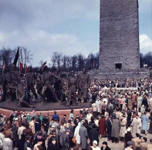 Buchenwald. Besucherstrom am Ehrenmal : Weimar. Gedenkstätte KZ-Buchenwald. Besucherstrom am Ehrenmal anläßlich eines Gedenktages