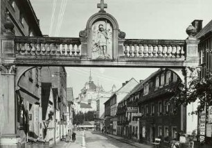 Albendorf (Wambierzyce / Polen). Jerusalemer Tor (1. Hälfte 18. Jahrhundert). Blick zur Walfahrtskirche