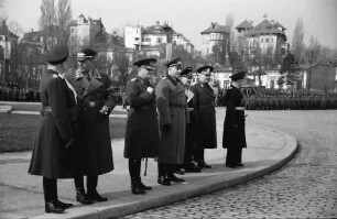 Bukarest: Ehrengäste nehmen Vorbeimarsch ab