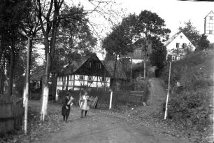 Wohnhaus an der Hauptstraße mit Weg zum Berg-Gut : An diesem Wohnhaus befinden sich rechts davon Überreste eines alten Stollns
