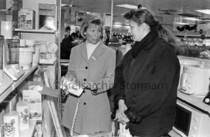 Kaufhaus Mohr: Verkaufsoffener Samstag: Haushaltswarenabteilung: Verkäuferin Gerlinde Prasch bei Beratung einer Kundin: 20. Dezember 1998