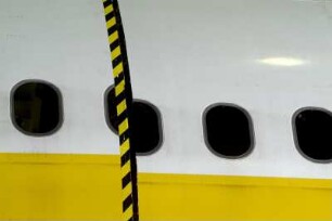 Air Maintenance Services; AMS; Firma; Betrieb; Inspektion; Wartung; spezialisiert auf Flugzeug-Recycling; Airbus; A 300; A300; Airbase Ahlhorn; Ahlhorn; Entsorgung. Ahlhorn, 2006, hier: zersägter Rumpf