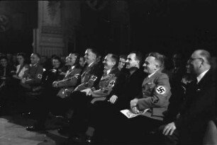 Bukarest: UfA-Truppe, Liedertafel, Pg's [Parteigenossen] in der ersten Reihe