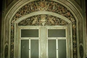Fensterrahmung mit gekrönter Maske, Greifvögeln, Schlangen, Hasen, Putten und Katzen