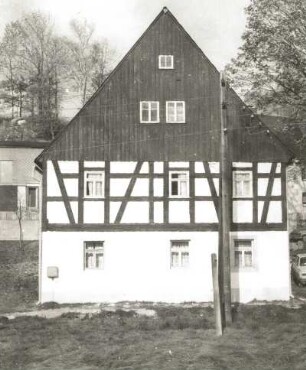 Olbernhau-Haselbach, Dorfstraße 19. Ehemaliges Wohnstallhaus (Hof Nr. 69; 1864). Giebelfront