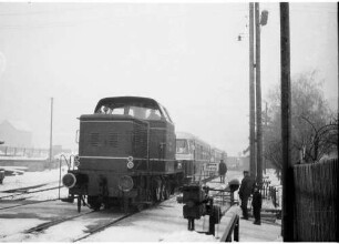 Bahnhof Gammertingen, blaue Diesellok V 500 und roter und weiß-roter MAN-Triebwagen