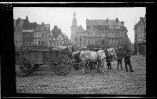 Cambrai (Dep. Nord, Frankreich): Fuhrwerke auf dem Marktplatz, im Hintergrund der Kirchturm von [Saint-Géry] (Seitansicht)