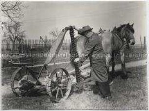 Werbefoto für ein landwirtschaftliches Gerät (Mähwerk?)