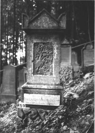 Grabstein 59 (Index: 100112762) Zustand: Inschrifttafel fehlt, Sockel beschriftet Maße HxBxT: 160x69x35 cm: Grabstein 59