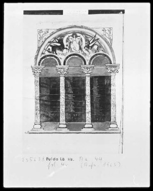 Evangeliar — Kanontafel mit Architektur und drei Evangelistensymbolen, Folio 4verso