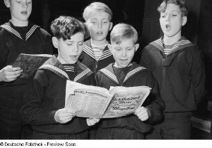 Fünf Mitglieder des Thomanerchors beim Singen