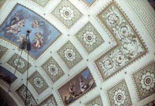Kassettendecke mit Ornamentik und figürlichen Szenen