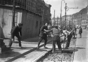 Berlin, Straßenbau, Herausbrechen der Rinnsteine