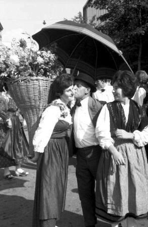 Basel (Schweiz): Gruppe mit Blumenkorb und Schirm