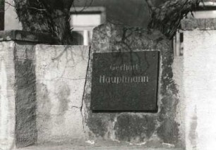 Radebeul, Gerhart-Hauptmann-Straße 12. Gerhart-Hauptmann-Schule (Wohnhäuser) (um 1870 und 1886/1900). Gedenktafle für G. Hauptmann
