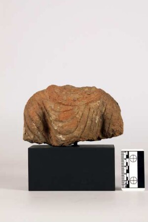 Fragment einer Figur in Mönchsrobe