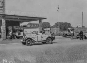 Zwischenhalt an der Tankstelle : Zwischenhalt der Expedition an einer Tankstelle.