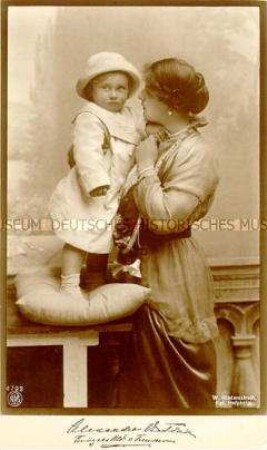 Alexandra Viktoria von Preußen mit ihrem Sohn Alexander Ferdinand