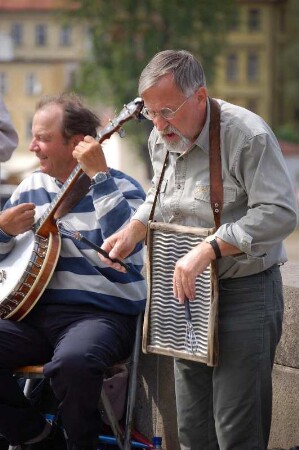 Jazz-Musiker mit Waschbrett auf der Karlsbrücke
