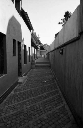 Freiburg i. Br.: Schlossberggarage: Gasse zum Garagenneubau am Schlossbergring