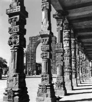 Reisefotos Indien. Delhi. Quwwat-ul-Islam-Moschee (1193 begonnen). Säulengang mit Säulen zerstörter Hindu- und Jain-Tempeln