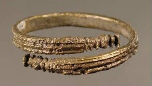 Armring in Knöpfe auslaufend