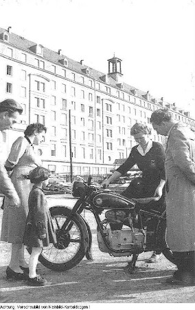 Verschiedenes: Fernschreiberdienst des Bezirks, Sammlung von Abzeichen und Waffen aus dem Nationalsozialismus, Versammlung der Staatssicherheit, Vertreter der Staatssicherheit im VEB Zeiss Ikon, Familie, Restaurant im Hauptbahnhof Dresden, Städtische Pilz-Beratungsstelle, ein Volkspolizist gibt gestohlene Gegenstände an ihren Eigentümer zurück, u.a., Januar-November 1955